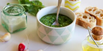 radish fade, nature, pesto, salsa, radish, olive, oil, pine, pine nut, food, cooking, anti waste, zero waste, diet, nutrition, eat, vegan, vegetables, garden, healthy