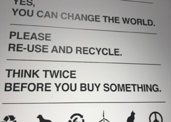 a sign that is on the side of a wall