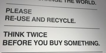 a sign that is on the side of a wall