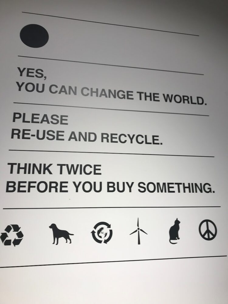 a sign that is on the side of a wall