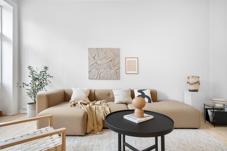 Simplify and Thrive: Embracing Off-Grid Living with Minimalist Mastery