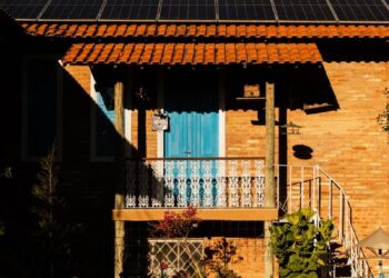 A picturesque Brazilian house featuring solar panels, captured during sunset for a warm, inviting ambiance.